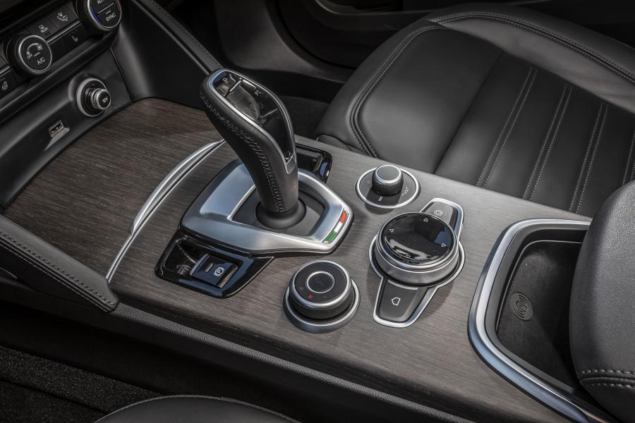 Детали интерьера Alfa Romeo Stelvio Ti (949) 2019 года  (фото 22 из 28)